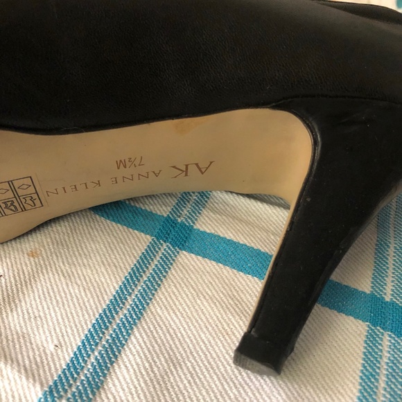 SOLD! Anne Klein black pumps -- size 7.5 - Picture 3 of 6